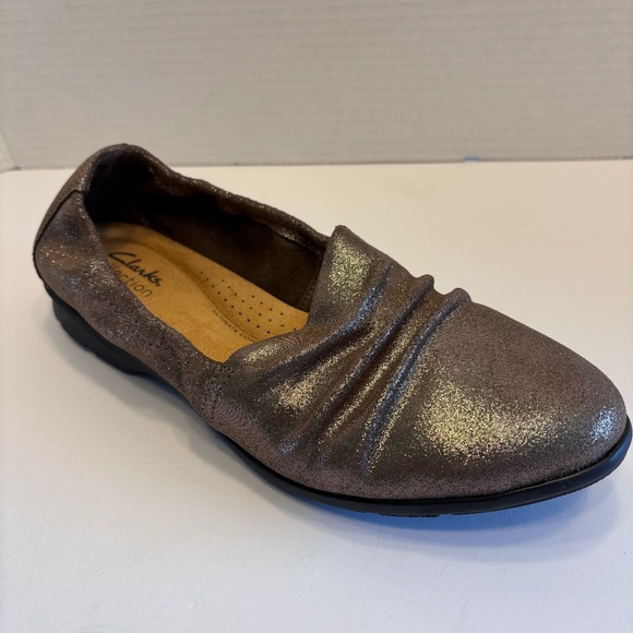 EUC Clarks Collection Women's Jennett Ruby Pewter Metallic SZ 8 Flats Shoes - Picture 1 of 14
